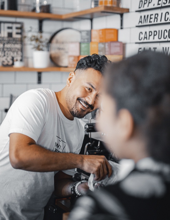 Barista an der Espressomaschine