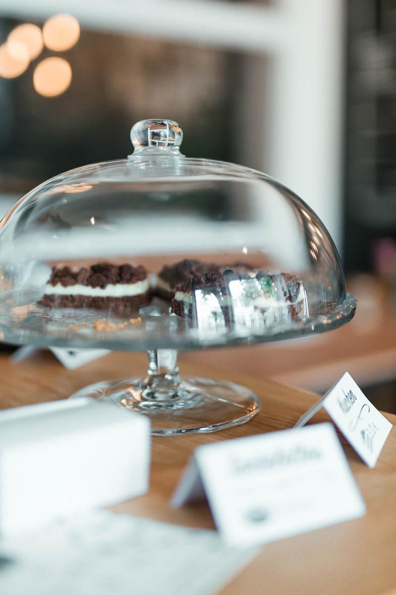 Kuchen unter einer Glasglocke